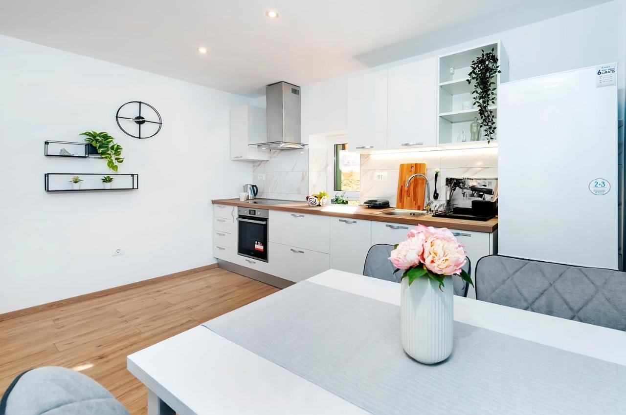 Otto Apartment With Sea View And Parking Rovinj Exterior foto